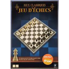Jeu classique d’échecs avec échiquier et pièces blanches et noires pour jeu de société stratégique
