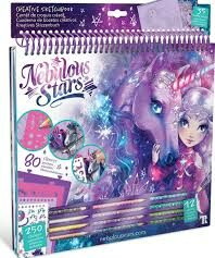 Le Carnet de Croquis Créatif Firiaz & Daliaz avec couverture illustrée de nébuleuses, étoiles et constellations, pages blanches pour croquis et illustrations créatives.