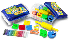 Boîte plastique de 12 pâtes à modeler colorées, pâte douce et malléable, idéale pour activités créatives et éducatives.