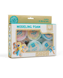 Pâte à modeler mousse Eurekakids Foam Modeling Clay utilisée par un enfant pour créer des formes colorées.